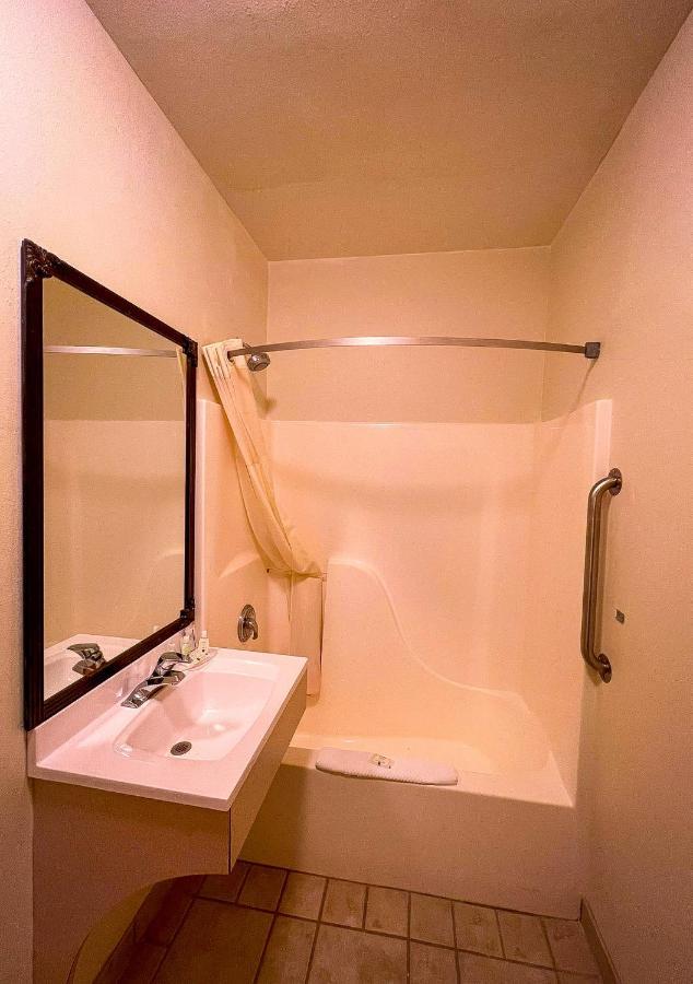 Helena Inn - Airport エクステリア 写真